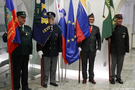 V prostorih občinske stavbe na ogled razstava literarnih in likovnih del na temo Častni občan Kamnika (26)